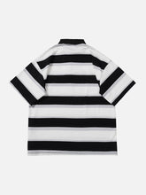 Polo-T-Shirt mit mehrfarbigen Streifen und aufgesticktem Buchstaben